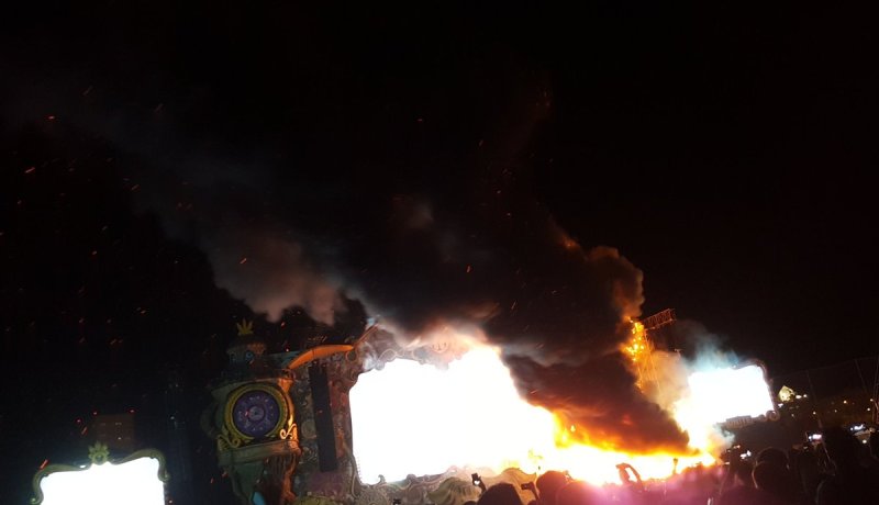 بالفيديو.. حريق مهول يلتهم منصة مهرجان وإجلاء 22 ألف شخص في برشلونة