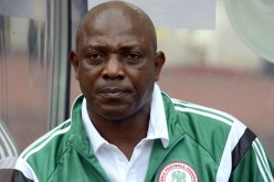 وفاة مدرب المنتخب النيجيري ستيفن كيشي إثر أزمة قلبية