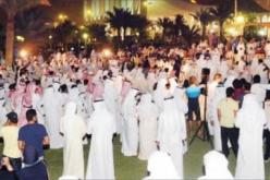 مئات الكويتيين يطالبون باستقالة رئيس الوزراء