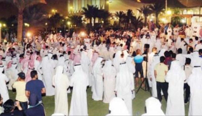مئات الكويتيين يطالبون باستقالة رئيس الوزراء