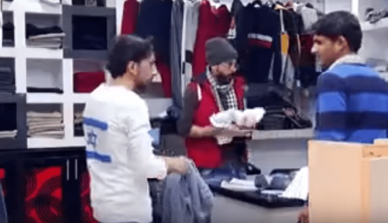 شاهد ردة فعل الفلسطنيين عند رؤية قمصان تحمل علم إسرائيل للبيع