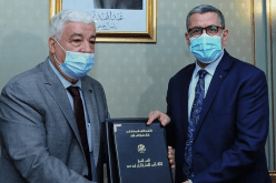 لزهاري يسلم التقرير السنوي لحقوق الإنسان في الجزائر للوزير الأول