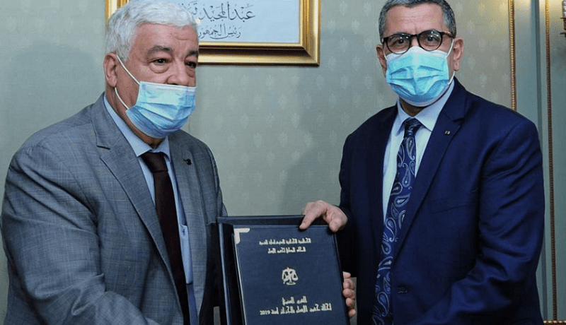 لزهاري يسلم التقرير السنوي لحقوق الإنسان في الجزائر للوزير الأول