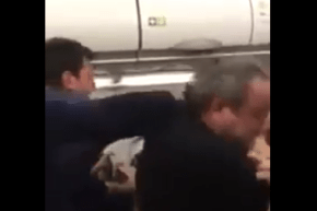 بالفيديو.. هبوط إضطراري لطائرة بعد شجار عنيف حولها إلى حلبة ملاكمة