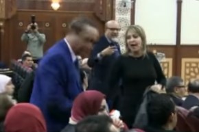 بالفيديو.. مناوشات بين أعضاء المجلس الولائي بعد الإعلان عن ميلاد تشكيلة سياسية