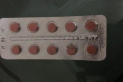 دبوس داخل شريط أقراص للدواء يثير الشكوك