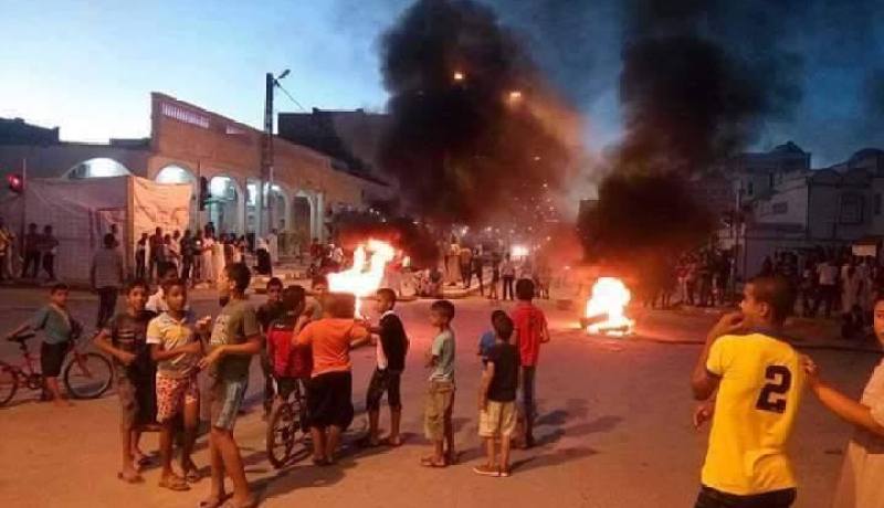 بالصور مواطنون من الوادي يحتجون ضد زيادات في فواتير الكهرباء