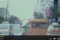 بالفيديو مركبة تجر شرطيا لمسافة 800 م في الصين