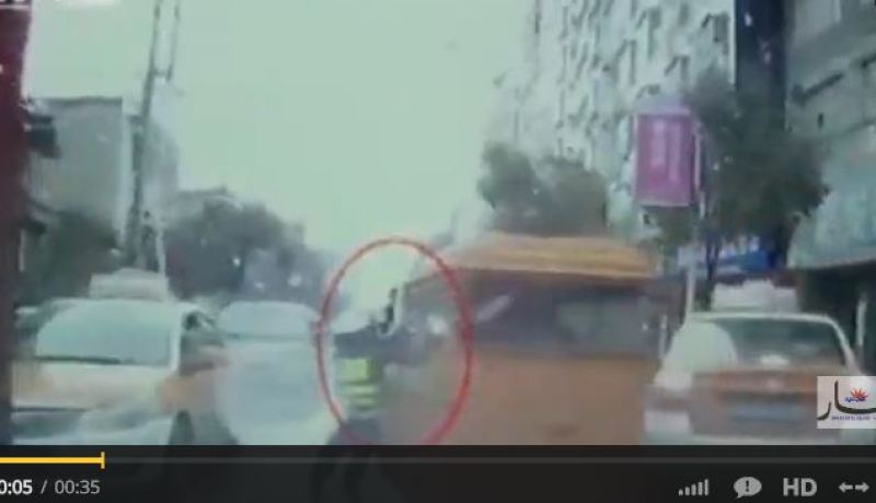 بالفيديو مركبة تجر شرطيا لمسافة 800 م في الصين