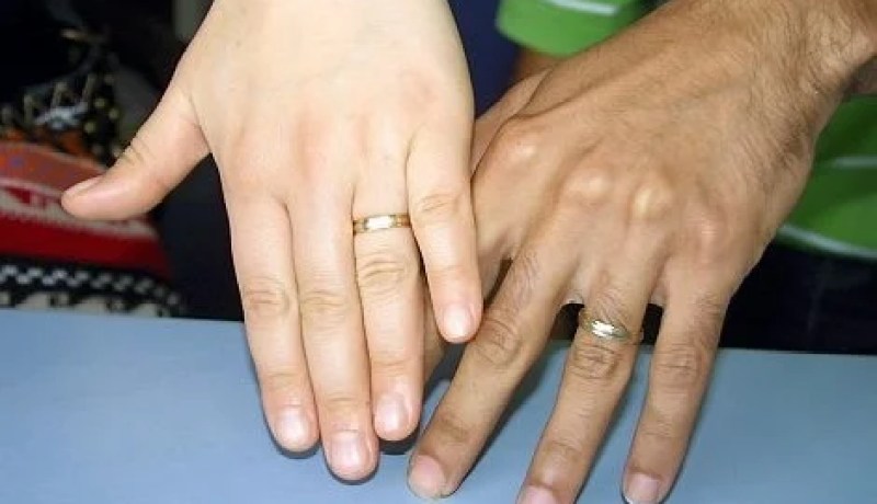 بسب مجاراتي‮ ‬لأهلي‮ ‬خُطبت خمس مرات ولم أتزوج بعد‮!!‬