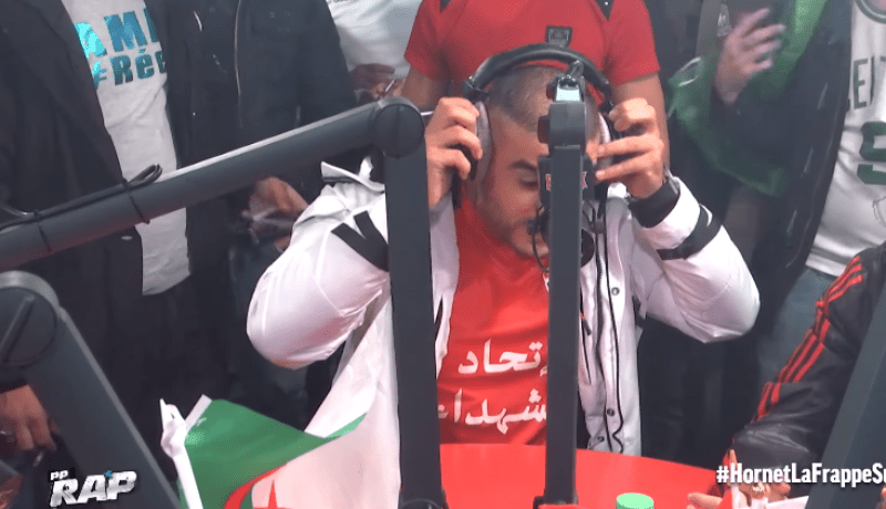 بالصور والفيديو .. علم الجزائر و”إتحاد الشهداء” يحتلان إذاعة فرنسية !!