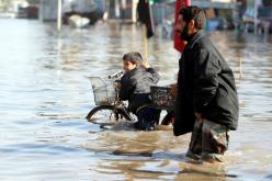 معسكر المعارضين الايرانيين قرب بغداد لايزال غارقا بمياه الامطار