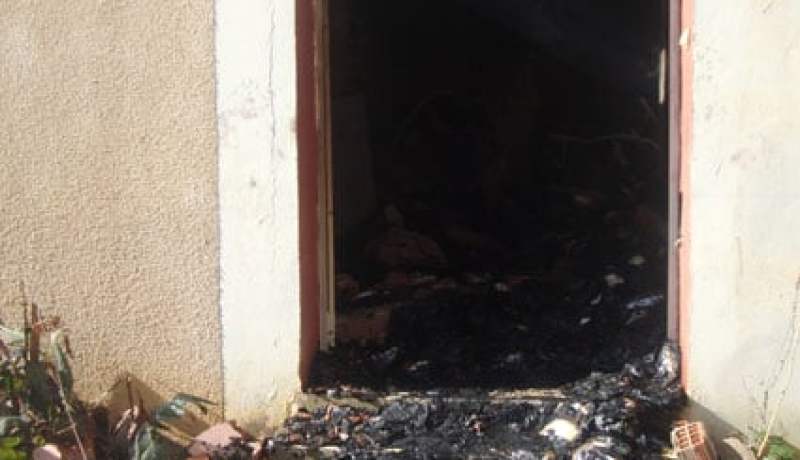 محتجون يحرقون  جناح من بلدية تبسبست في ورقلة