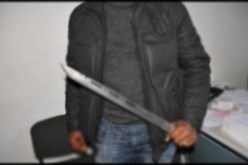 شاب يطارد والده بسيف من أجل قتله في العاصمة