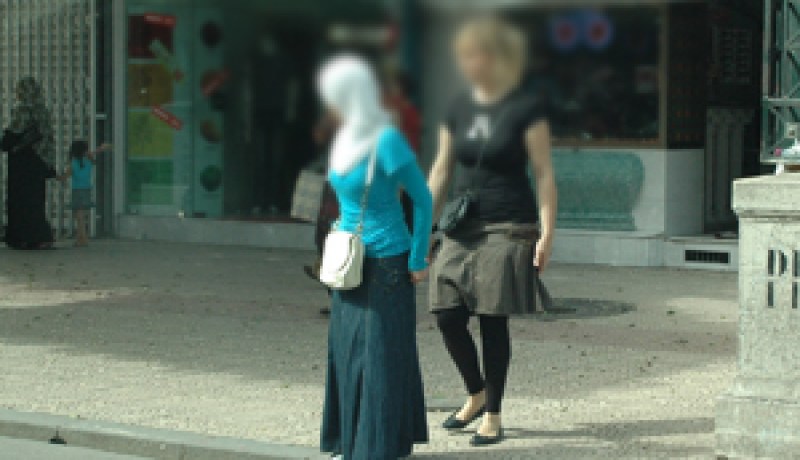ألبسة فاضحة.. الفتيات يعتبرن الأمر عادي والشباب يستعين بـ “اللهم إني صائم”