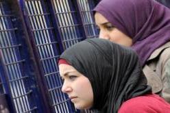 يقـول الشبـاب لبـاسهـن فتـنـة وتقـول الفتـيـات أنـفـسـهـم مـريضـة