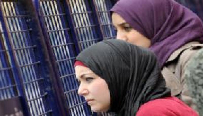 يقـول الشبـاب لبـاسهـن فتـنـة وتقـول الفتـيـات أنـفـسـهـم مـريضـة