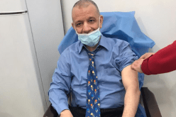 بن قرينة يتلقى لقاح فيروس كورونا