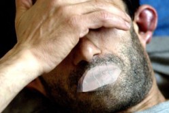 يخيط فمه بالإبرة ويعتصم أمام مقر ولاية ڤالمة بسبب منعه من إنشاء‮ باركينغ‮