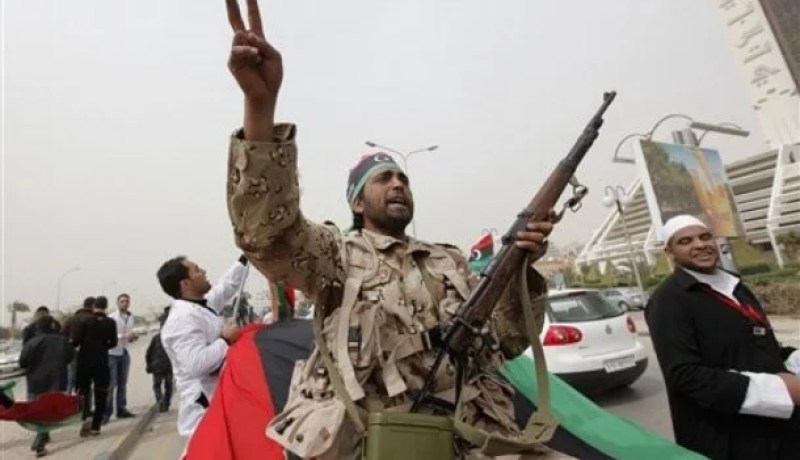 القوات الموالية للقذافي تواصل تقدمها نحو مدينة بنغازي شرقا