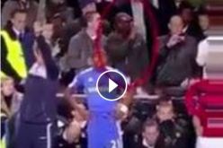 بالفيديو.. مشجع ينظف أسنانه بالفرشاة خلال المباراة داخل الملعب