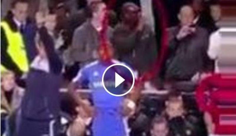 بالفيديو.. مشجع ينظف أسنانه بالفرشاة خلال المباراة داخل الملعب