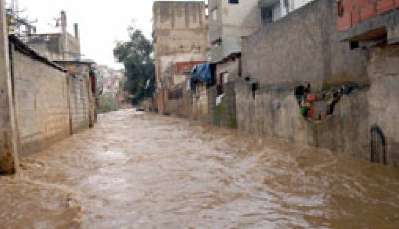 هلاك شخصين وفقدان طفلة وإنقاذ ثلاثة آخرين جرفت سيارتهم السيول بوادي بغليزان