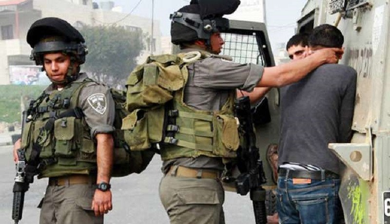 الاحتلال الإسرائيلي يعتقل مواطنيين فلسطينيين بالضفة الغربية