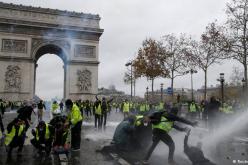 فرنسا تُعلق الزيادة الضريبية المفروضة على الوقود لمدة 6 أشهر