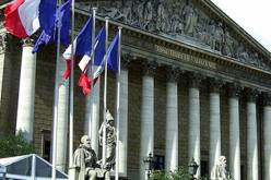 فرنسا تدعو دبلوماسييها لتأجيل السفر غير الضروري لايران