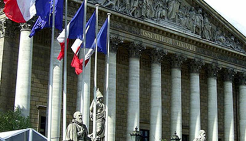 فرنسا تدعو دبلوماسييها لتأجيل السفر غير الضروري لايران