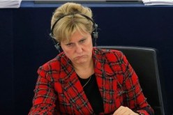 وزيرة فرنسية سابقة تُهاجم المحجبات الجزائريات وتطالبهن بالرحيل إلى الجزائر