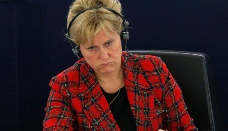 وزيرة فرنسية سابقة تُهاجم المحجبات الجزائريات وتطالبهن بالرحيل إلى الجزائر