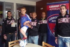 لاعبون جزائريون‮ ‬يهدون قميص فرنسا لمرضى السرطان‮!   ‬