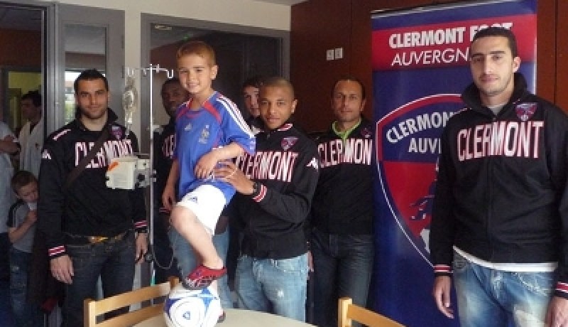 لاعبون جزائريون‮ ‬يهدون قميص فرنسا لمرضى السرطان‮!   ‬