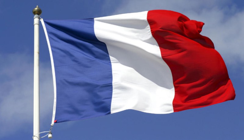 فرنسا تقر قانونًا جديدا ضد المحجبات