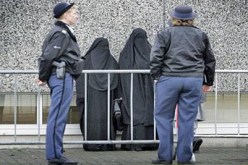 الشرطة الفرنسية تعتقل امرأتين منقبتين خلال تظاهرة في باريس