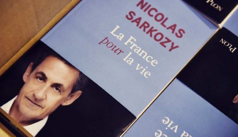 ساركوزي يصدر كتابا جديدا ويدعو إلى إعادة مراجعة إتفاقية الهجرة بين الجزائر وفرنسا