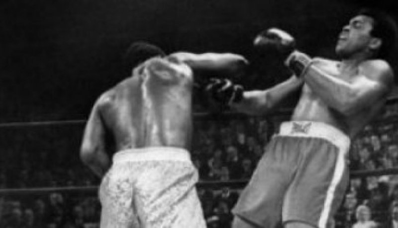 زوكربيرغ يرحب بالمسلمين على فيس بوك ومحمد علي يرد على ترامب المعادي لهم