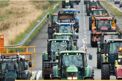 أزيد من 200 جرار فلاحي في شوارع ليون الفرنسية إحتجاجا على وضعيتهم