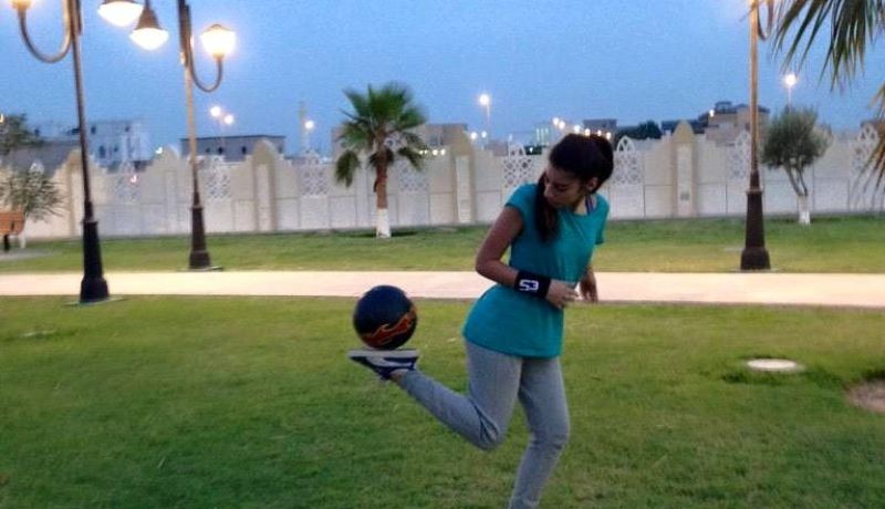 بالفيديو والصور فتاة تمارس رياضة “FREE STYLE ” بالكعب العالي والجبة القبائلية