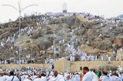 ضيوف الرحمن يتوافدون إلى صعيد عرفات الطاهر لتأدية الركن الأعظم فى الحج