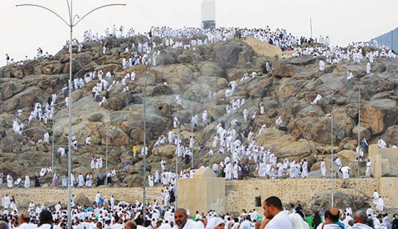 ضيوف الرحمن يتوافدون إلى صعيد عرفات الطاهر لتأدية الركن الأعظم فى الحج
