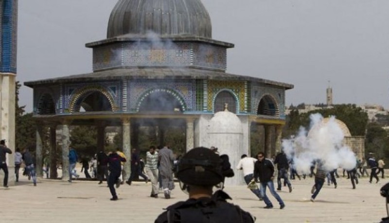 مواجهات عنيفة بين مصليين و شرطة الاحتلال الإسرائيلي في القدس