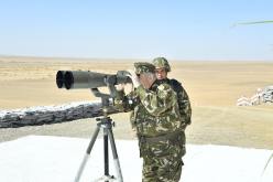 بالصور.. قايد صالح يشرف على تنفيذ تمرين رمي حقيقي بورقلة