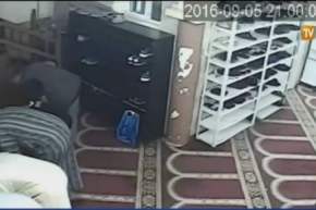 بالفيديو… شاب يصلي ويسرق الأحذية في آن واحد في وهران