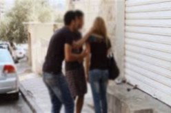 لصّان يخلعان خمار فتاة متحجبة لسرقة أقراطها في وهران