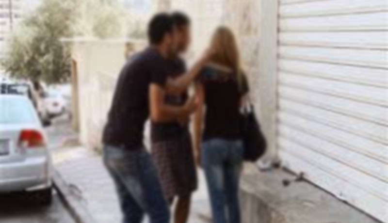 لصّان يخلعان خمار فتاة متحجبة لسرقة أقراطها في وهران
