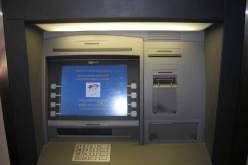 موزعات آلية ترفض دفع الأموال لغير زبائن البنـك