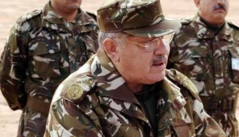 الفريق قايد صالح يقاسم الجنود خيمته ويوجههم في تنفيذ العمليات